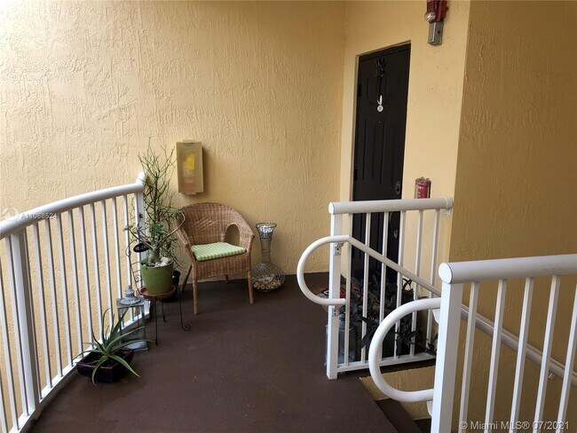 Building Photo - 120 Jacaranda Country Club Dr