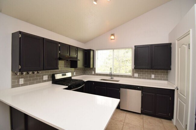 Building Photo - 572 E Thatcher Way