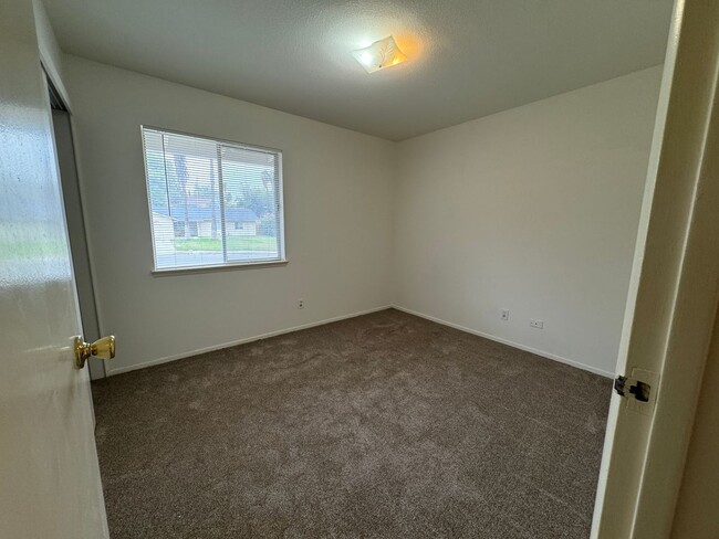 Building Photo - 4 Bedroom, 2 Bath Home, Located in Riverside