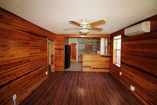 Foto del edificio - 1502 Clear Lake Rd