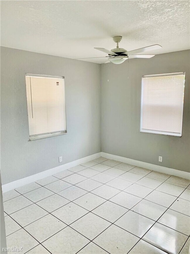 Building Photo - 4 br, 1.5 bath House - 611 SW 28th Dr