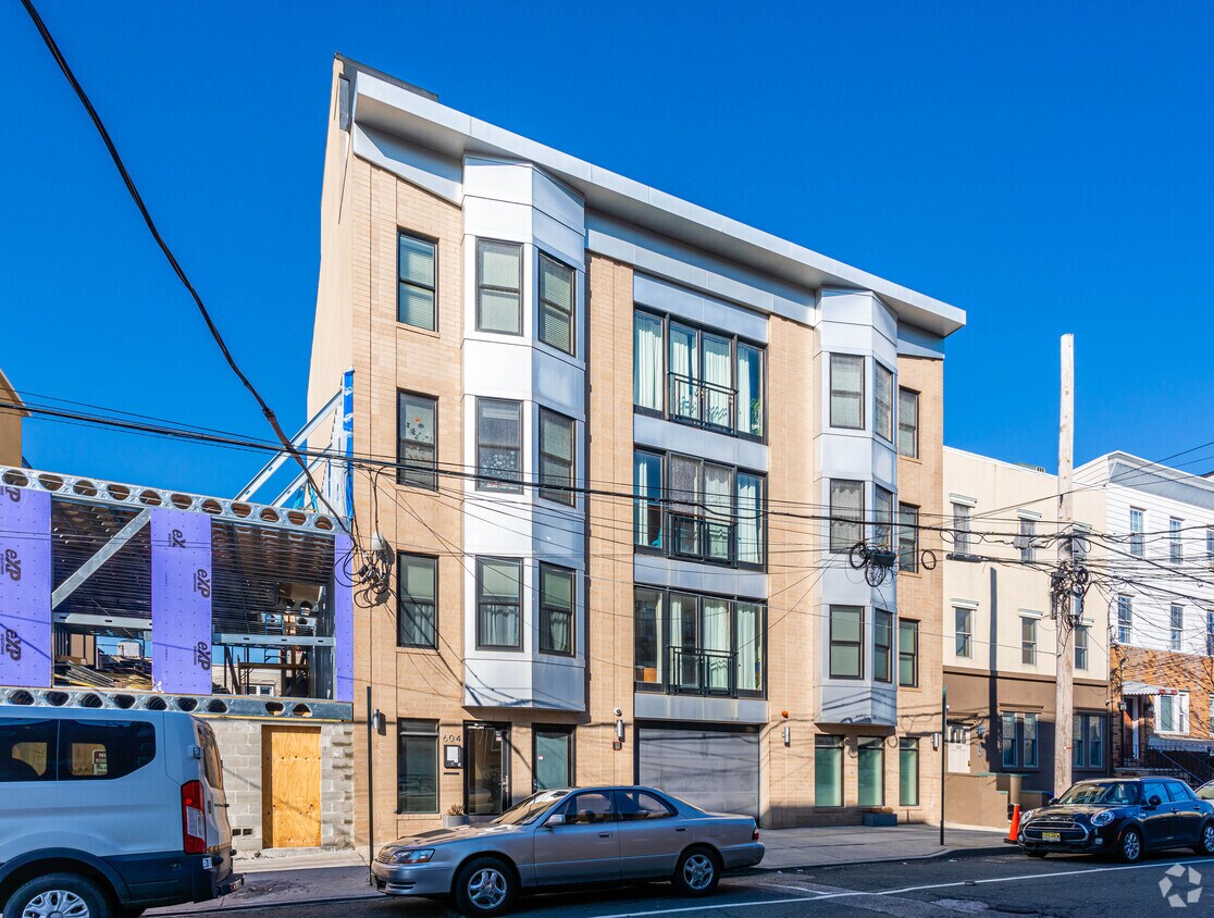Primary Photo - 604 Grand St