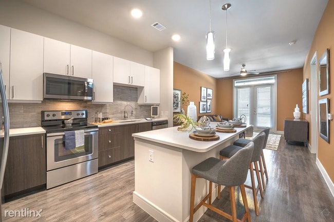 Building Photo - 1 br, 1 bath Flat - 13355 Noel Rd 619