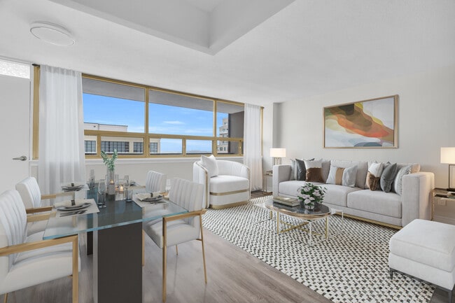 Building Photo - Queen