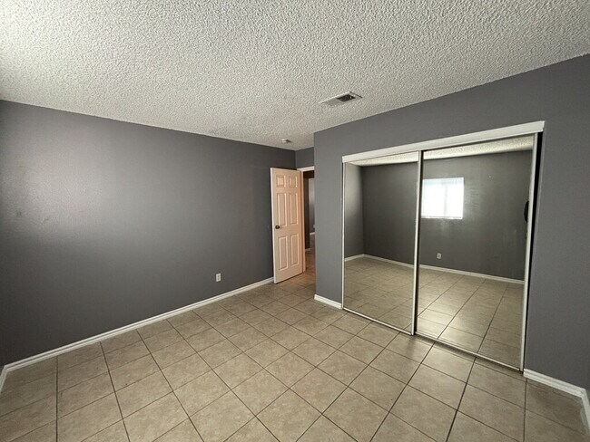 Foto del edificio - Charming 2-bedroom, 1-bath upstairs unit located in the Huntridge/Downtown Las Vegas area!