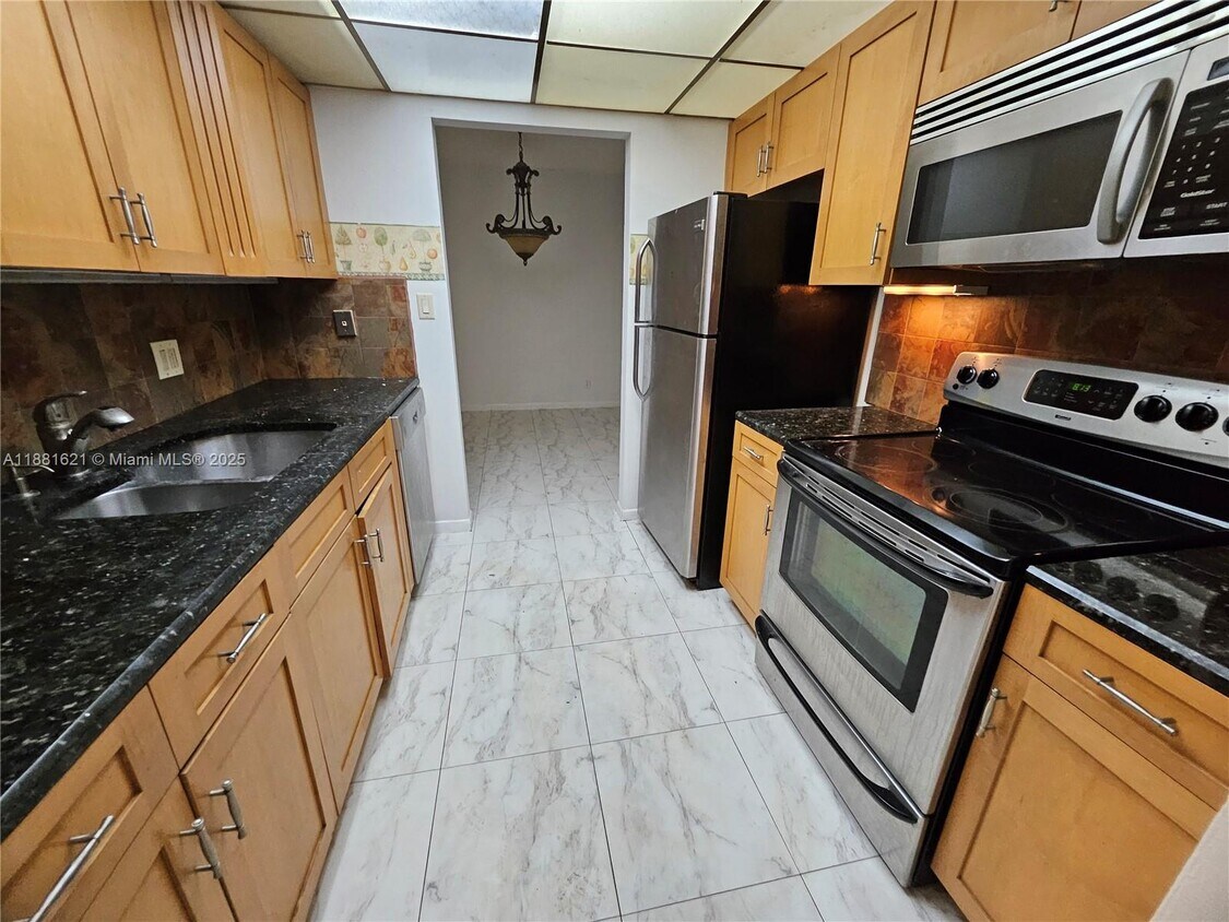 Foto principal - 11131 Royal Palm Blvd