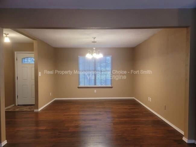 Building Photo - 306 Elfen Glen St