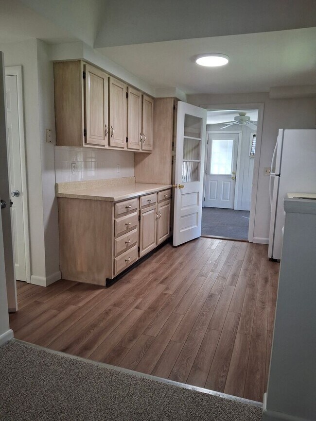 Foto del edificio - Charming 3-Bedroom Home with Backyard & Of...