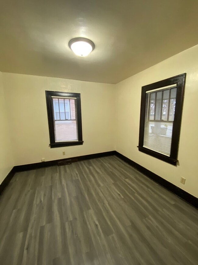 Building Photo - 2 Bedroom 1 bath with fenced in backyard $1200/mo