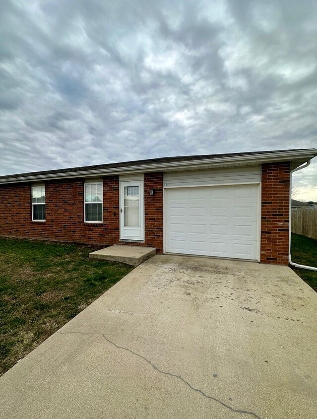 1138 Lake Dr, Lebanon, MO 65536 House Rental in Lebanon, MO