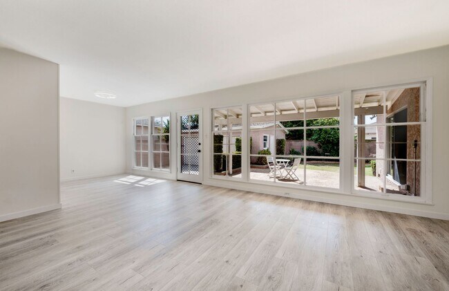 Foto del edificio - South of Conant 3 Bedroom, 2 Bathroom Home