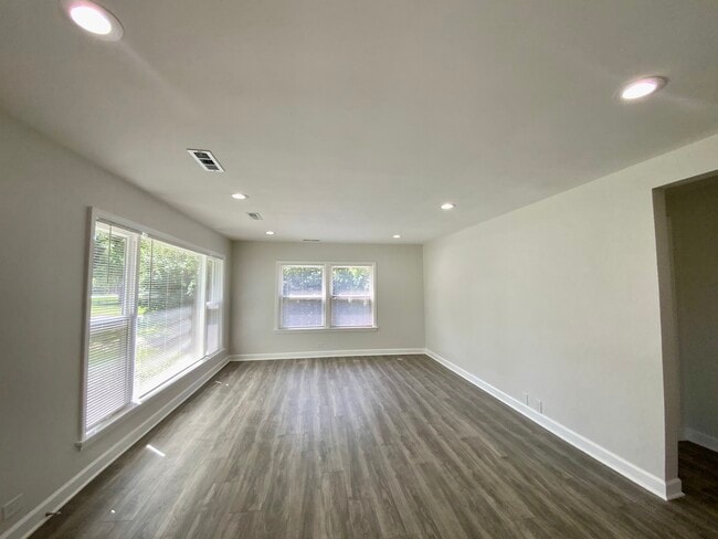 Building Photo - 340 Sanders Rd