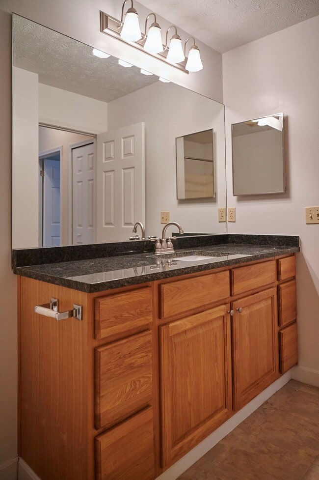 Building Photo - Grand Bay Apartments and Townhomes