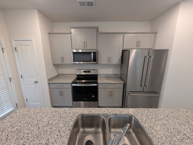 Building Photo - Lovely End Unit Townhome located in the Trinity Village community!