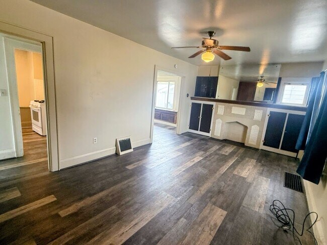 Foto del edificio - Three bedroom one bathroom home for rent