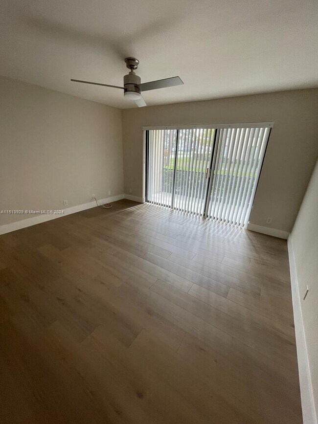 Foto del edificio - 201 Foxtail Dr