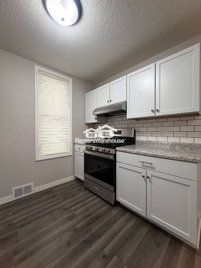 Building Photo - Available now! Spacious 2 bedroom 1 bathroom in Saint Paul