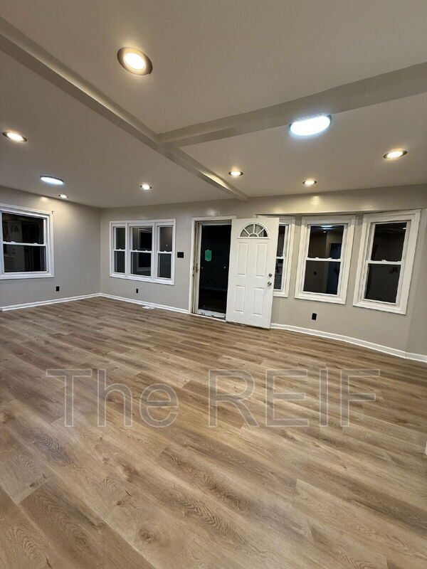 Foto principal - 19120 Woodside St