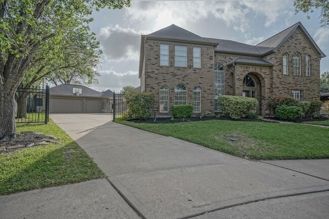 Building Photo - 2108 Lakeway Dr