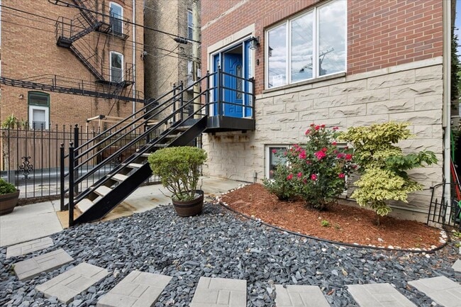 Building Photo - 712 N Throop St