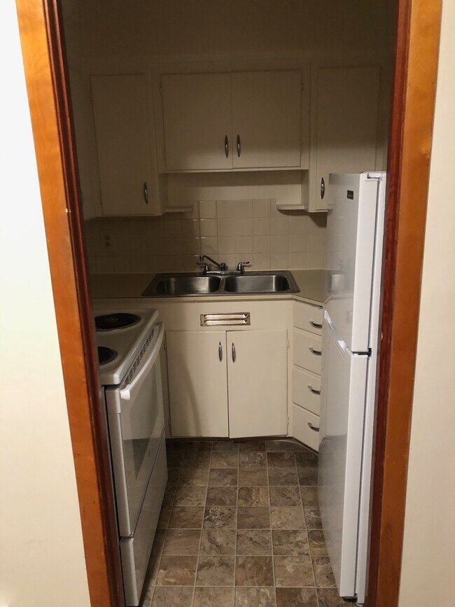 Kitchen - 1806 W Pacific Ave