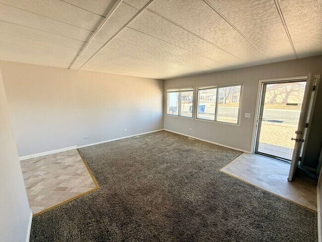 Building Photo - Large 3 Bedroom, 1 Bath Ranch Style Home in South Loveland, CO