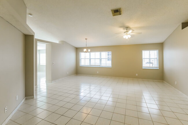 Foto del edificio - 7308 NW 1st Ct