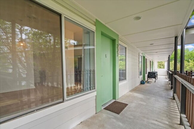Building Photo - 2200 Dickson Dr