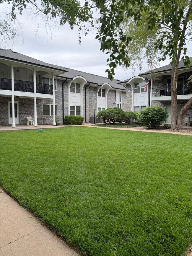 Building Photo - 725 N Stackman Dr