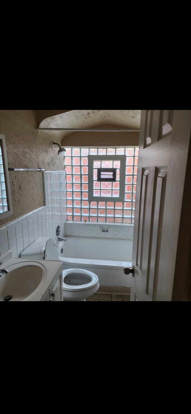 Foto del edificio - 1677 McLaran Ave