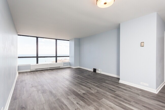 Building Photo - 5415 N Sheridan Rd
