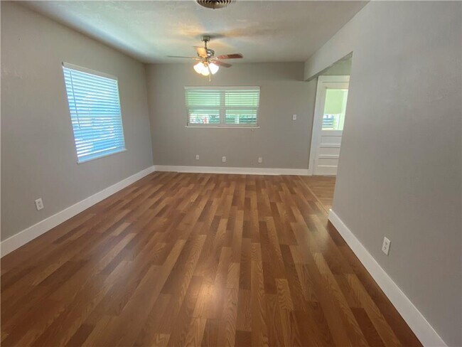 Building Photo - 102 E Live Oak St
