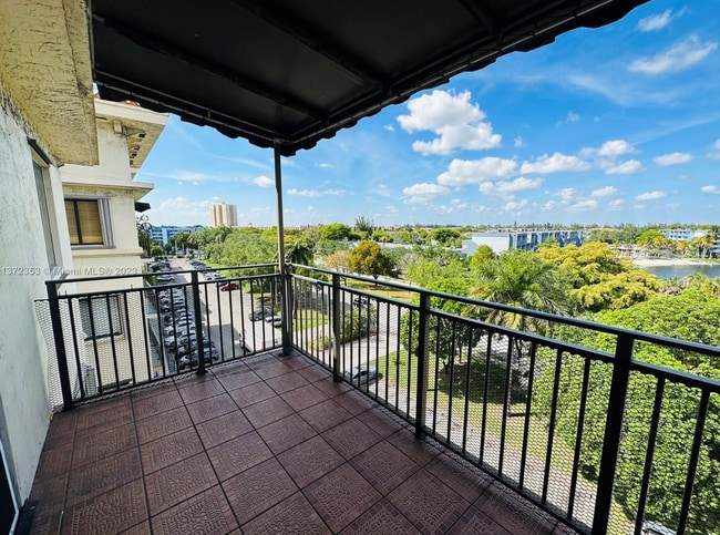 Building Photo - 9300 Fontainebleau Blvd