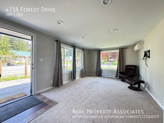 Foto del edificio - 4718 Forest Dr