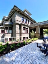 Building Photo - 1523 Davie St