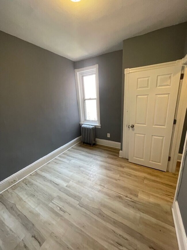 Building Photo - Grays Ferry 3 Bedroom