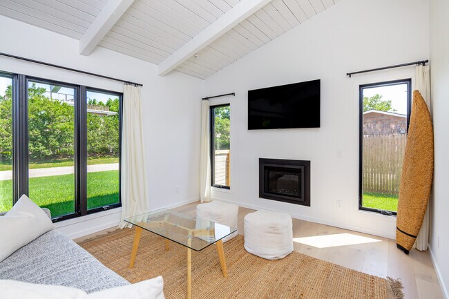 Photo - 147 Soundview Dr House