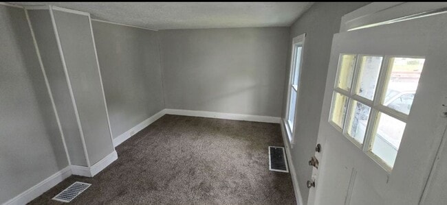 Building Photo - Charming 3-Bedroom Property in Prime Location