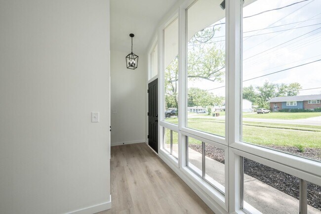 Foto del edificio - Contemporary Mid Century Modern and updated 3 Bedroom Ranch