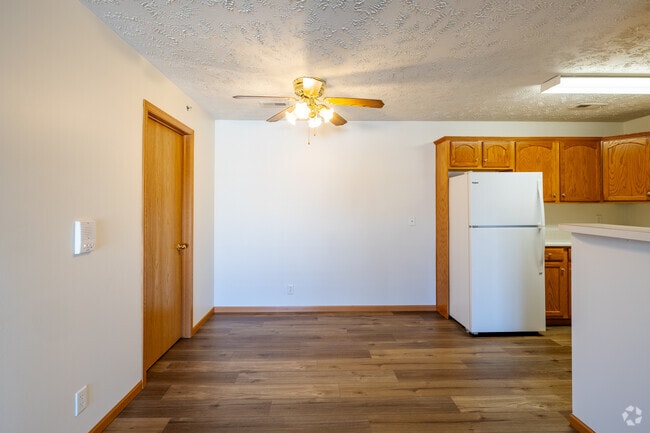 2BR, 2BA - 1,122SF - Dining Area - Midland Heights Apartments