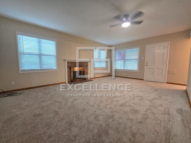 Building Photo - 3/1 Home on Spacious Lot With New Windows/...