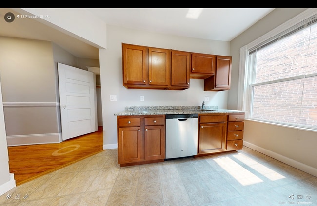 Building Photo - 13 Pleasant St