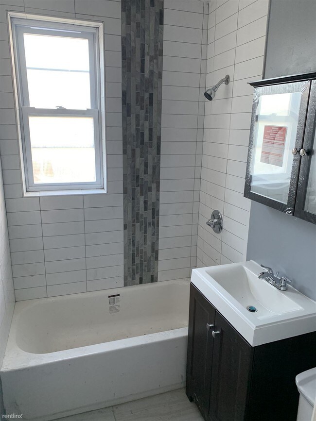 Foto del edificio - 1 br, 1 bath Apartment - 130 W 47th St Apt 42