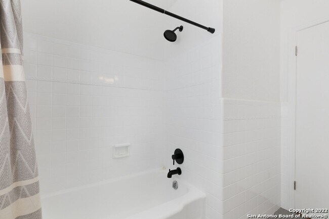 Building Photo - ~~COZY 3BD/2BA HOME! HIGHLANDS HIGH SCHOOL!!~~