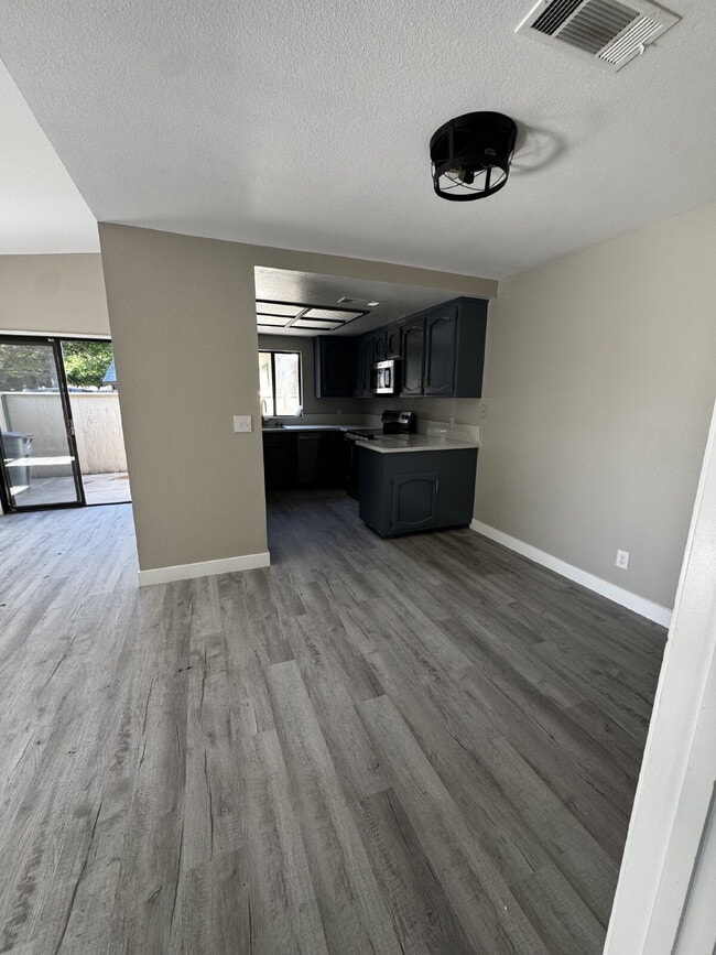 Foto del edificio - Newly Renovated 2-Bed, 2-Bath Condo at 3559 Guadalupe