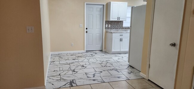Building Photo - 4 bedroom 2 bath