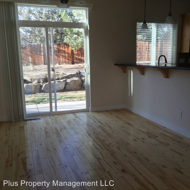 Building Photo - 3451 NE Sandalwood Dr