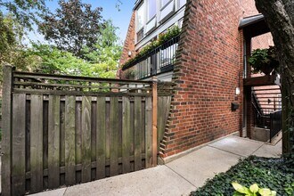 Building Photo - 2029 N Larrabee St