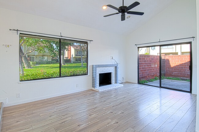 Foto del edificio - 2064 S June Pl