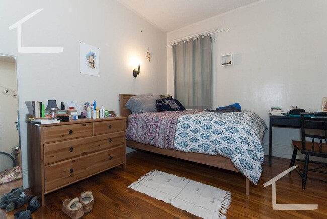 Building Photo - Convenient Location. Wals to BU Campus, Sh...